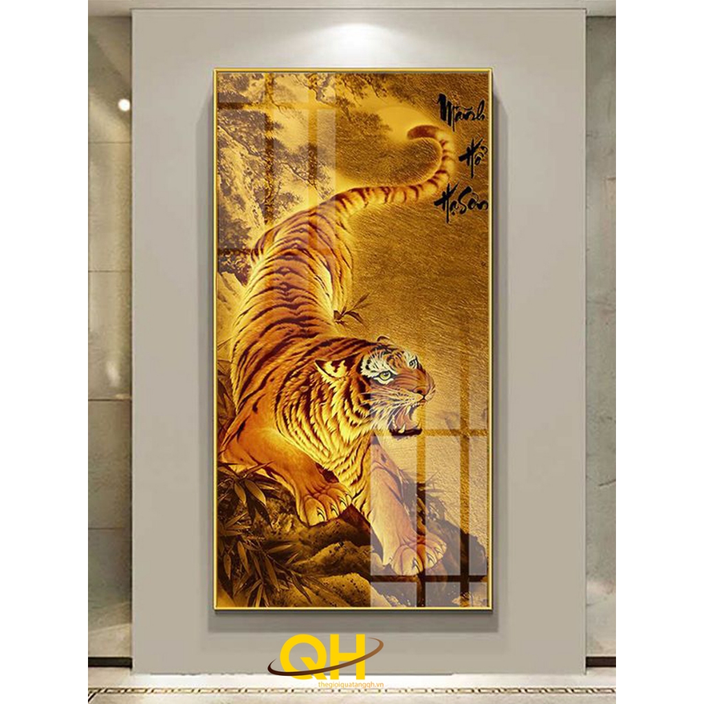 Tranh Mãnh Hổ Hạ Sơn, mẫu 01 biểu trưng cho sự Mạnh Mẽ và Quyết Đoán, chất liệu gỗ in tráng gương bọc viền