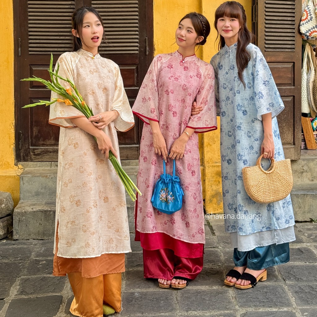 The welded chiffon dress with a phoenix flower -shaped flower with 2 double buttons and a shirt with havana AD118 Satin pants